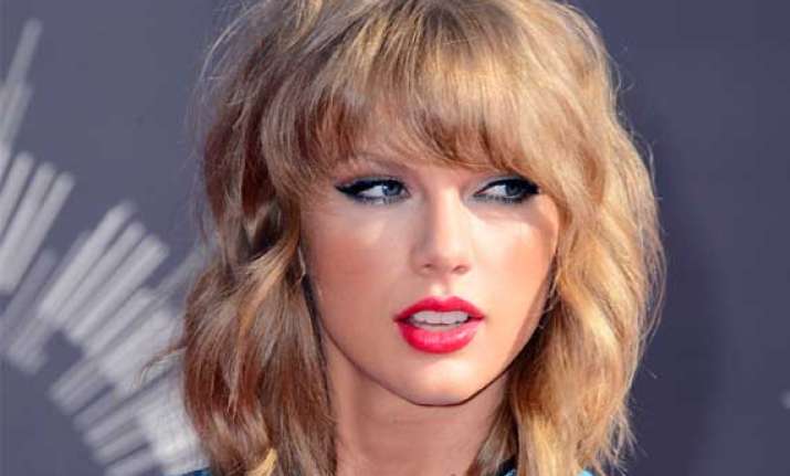 taylor swift prefers female pals says they re reliable