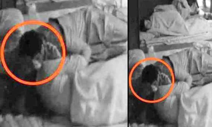 bigg boss 7 armaan kohli kisses tanisha mukherjee view pics