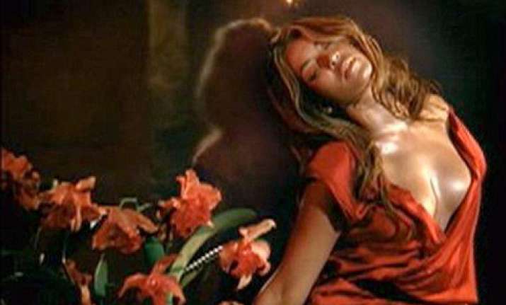 beyonce s sexy perfume ad removed from daytime tv in britain