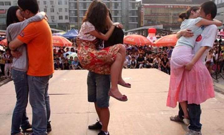 chinese couples in kissing competition prize rs 6000