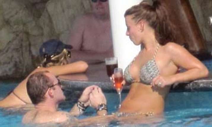 Wayne Rooney, Wife Spend Time At Poolside Of Dubai Hotel ...