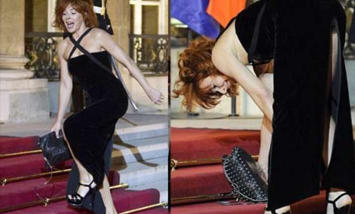 guests tumble at the steps of elysee palace paris