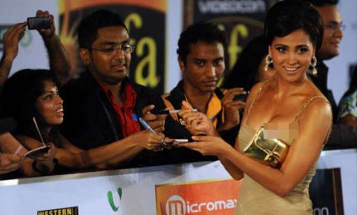 lara dutta suffers wardrobe malfunction