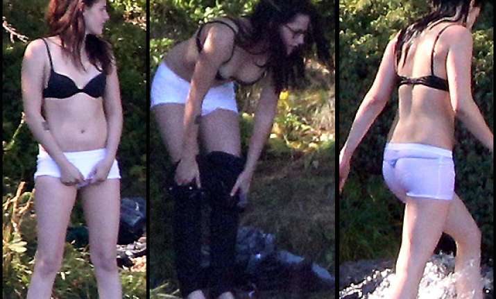 kirsten stewart sheds her clothes again view pics