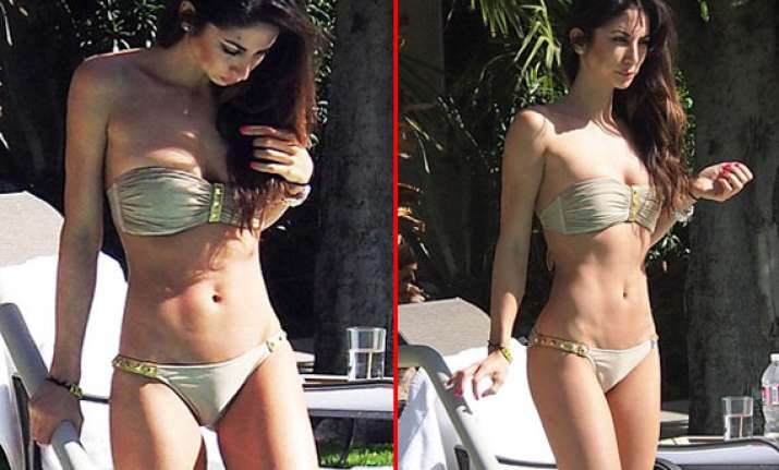 la model leilani poses hot in bikni