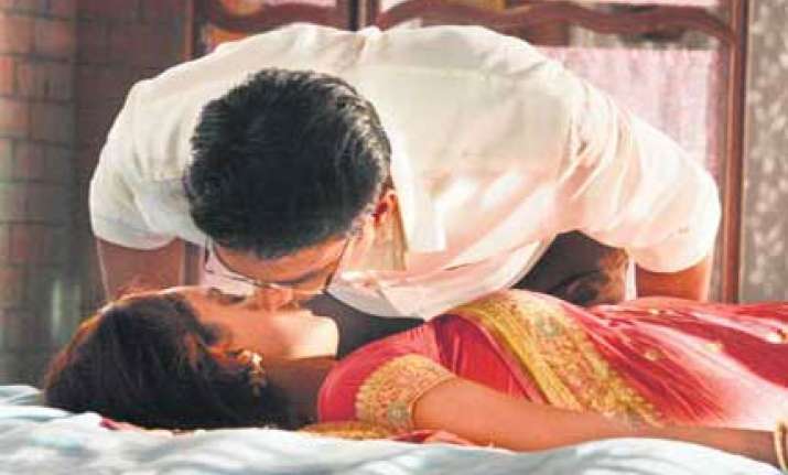 madhavan kisses kangna in tanu weds manu