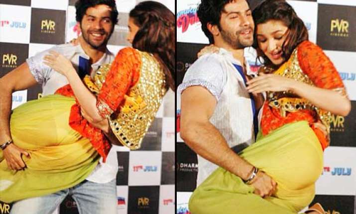 omg alia bhatt faces wardrobe malfunction at humpty sharma