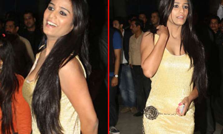 poonam pandey awards langot at vote for langot wrestling