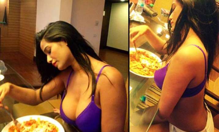 poonam pandey eats pasta wearing just a bra view pics