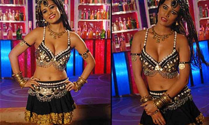 poonam pandey flaunts cleavage in item number view pics