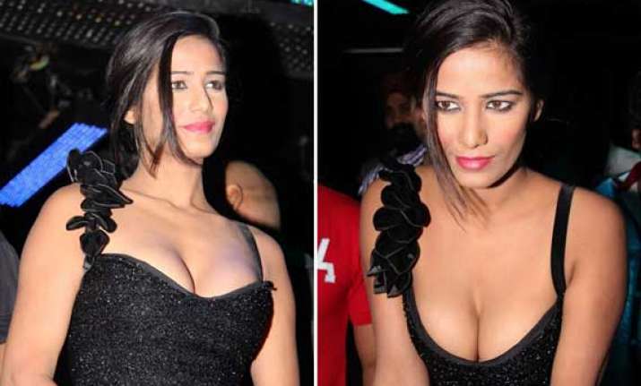 poonam pandey s cleavage show during nasha promotion view