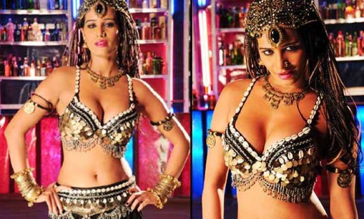 poonam pandey spotted shooting hot item number for kannada