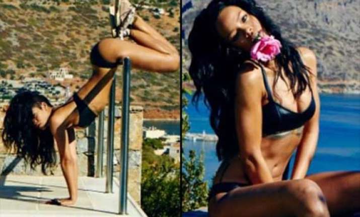 rihanna twerks in greece view pics