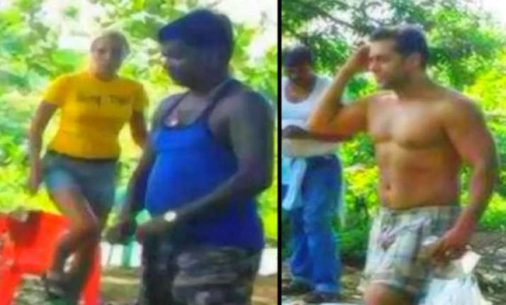 shirtless salman khan spotted with iulia vantur see pics