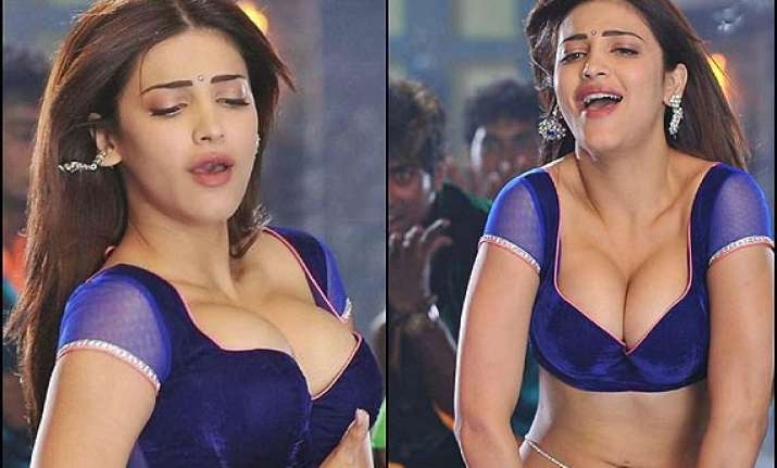 Shruti Haasan Shows Ample Cleavage In Leaked Pictures See Pics