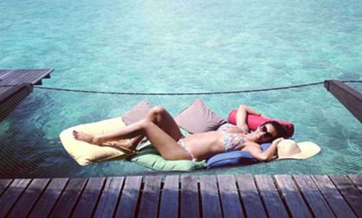 singer rochelle shows off baby bump