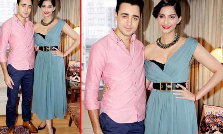 Sonam Kapoor's wardrobe malfunction at Stardust event (view pics