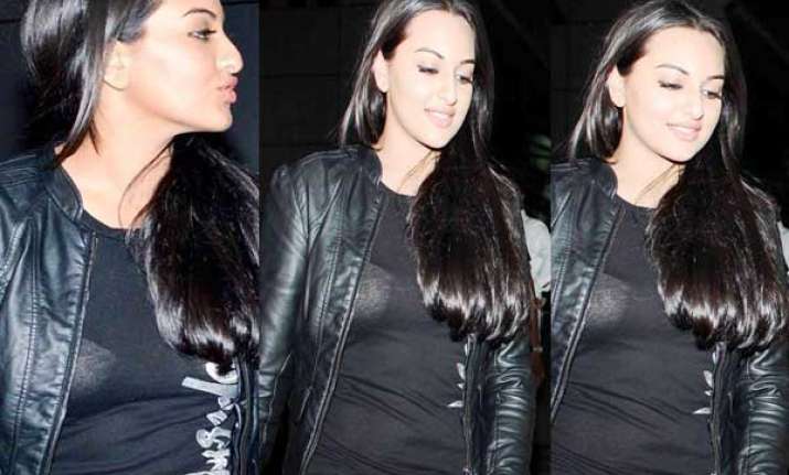 sonakshi sinha suffers wardrobe malfunction