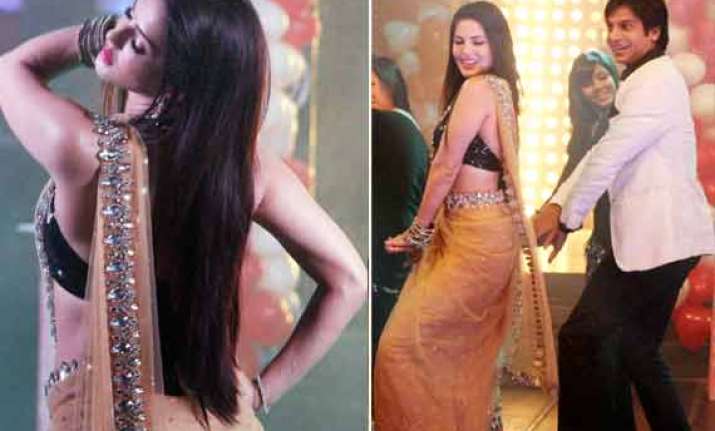 hot sunny leone dons sari and performs baby doll on pavitra