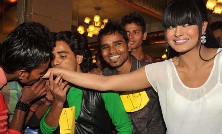 veena malik gets kissed 100 times in public