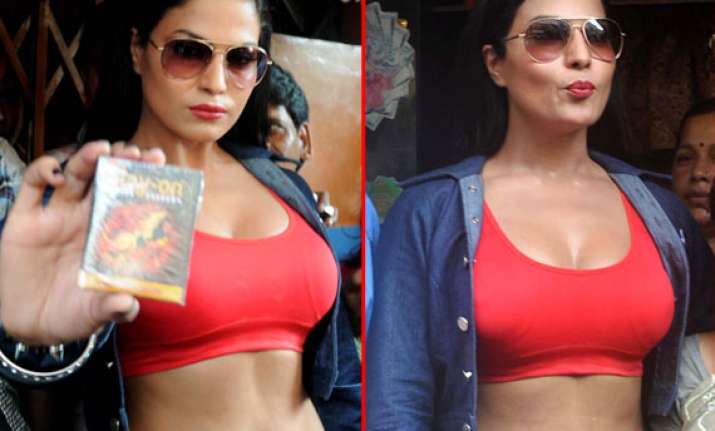 veena malik goes bold promoting zindagi 50 50 distributes