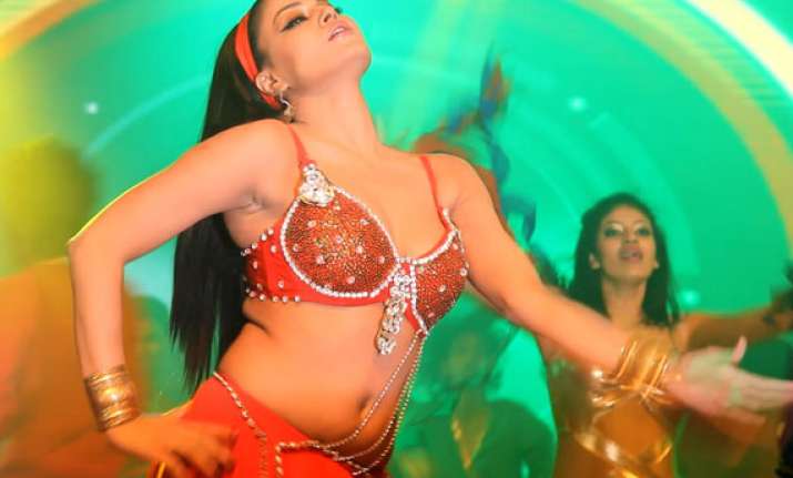 veena malik gives scintillating live performance at music