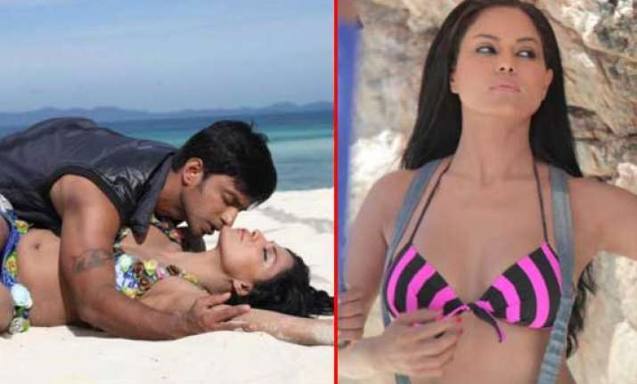 veena malik s new hot stills from silk sakkath maga out