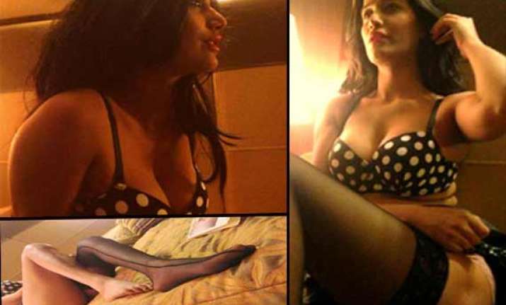 when poonam pandey watched ind pak t20 match in hot bikini
