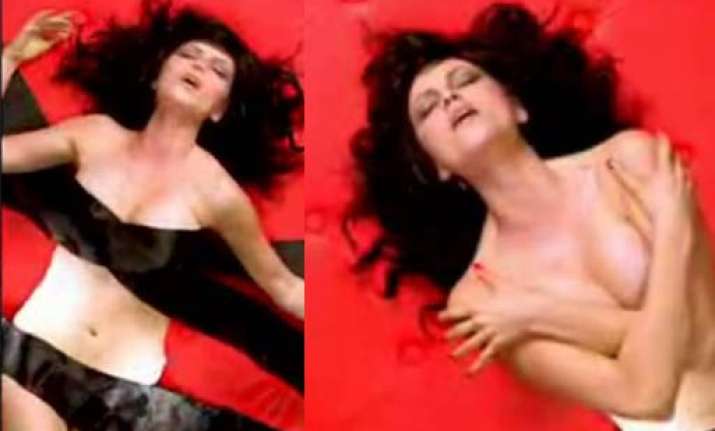 yana bares it all in aag ka dariya video