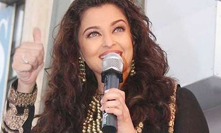 aishwarya rai bachchan is back in her sizzling avatar stuns