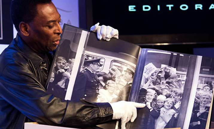 book about pele weighs 15 kg costs 1 700 see pics