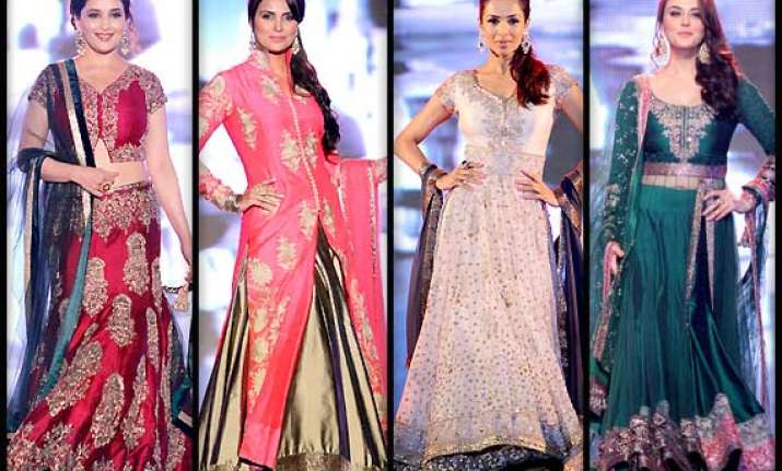 madhuri lara preity and malaika walk ramp for manish