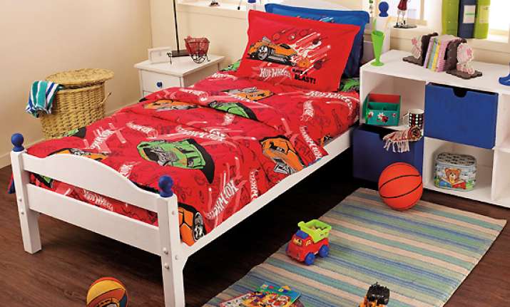 give your child s bedroom cartoon makeover
