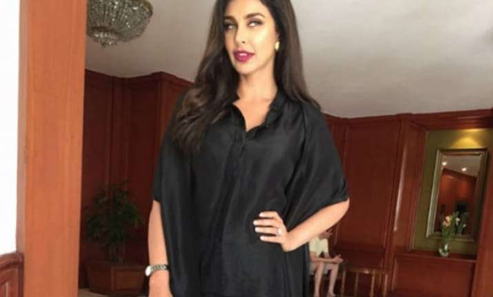 lisa ray unveils rado s new watch collection