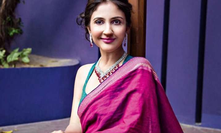 author anuja chauhan turns beach beauty on aifw ramp
