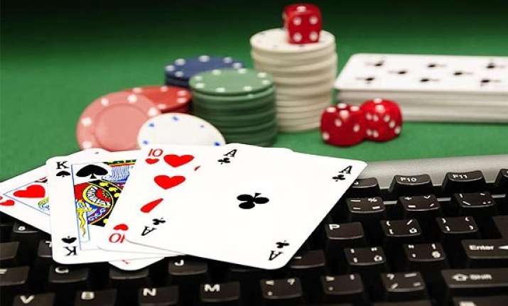 online poker players are more extrovert