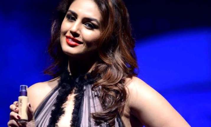 huma qureshi to endorse oriflame india s colour cosmetics
