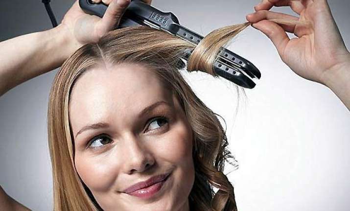 step by step tutorial to get curly locks using hair