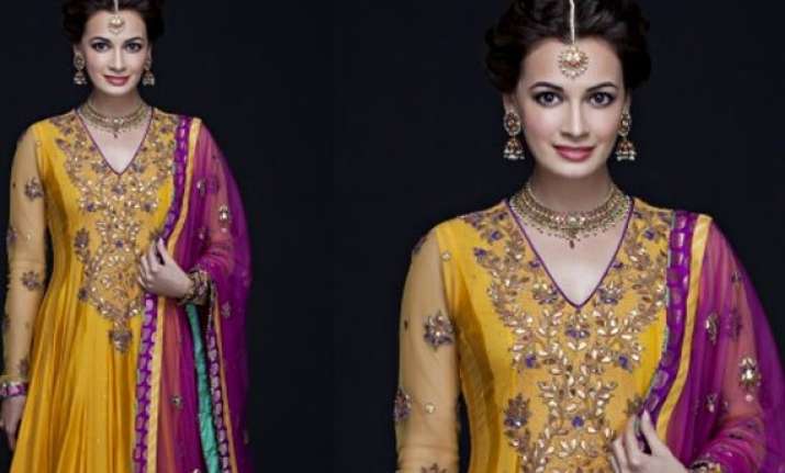 dia mirza looks mesmerising in ritu kumar outfit at mehendi