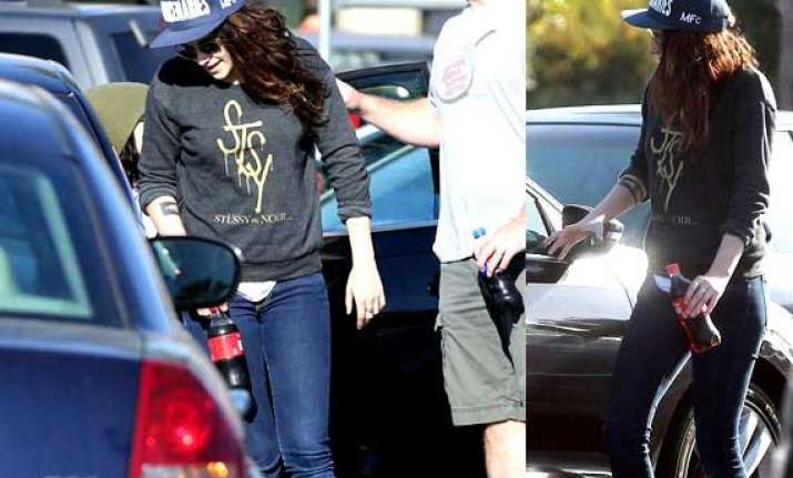 too tight saga kristen stewart finds difficult to bend in