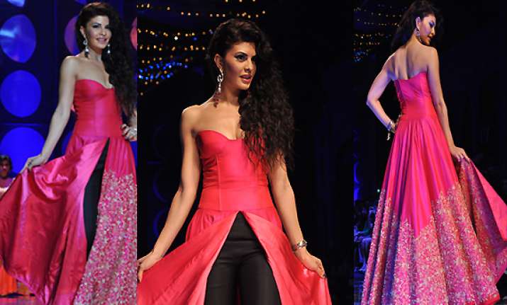 indian bridal fashion week jaqueline fernandez sets the