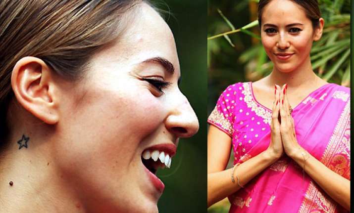 jessica michibata dazzles in pink sari at indian gp view