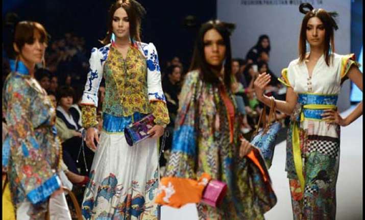 karachi fashion week a riot of colours on the show see pics