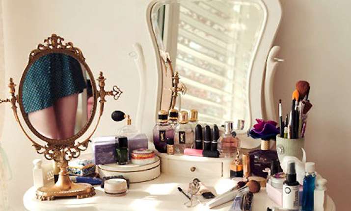 4 easy steps to clean your makeup kit view pics