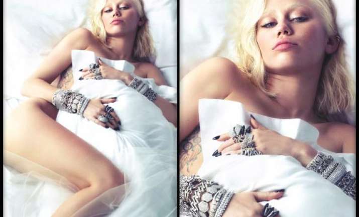 miley cyrus strips for magazine cover
