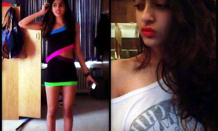 navya naveli flaunts perfect curves in sexy bandage dress