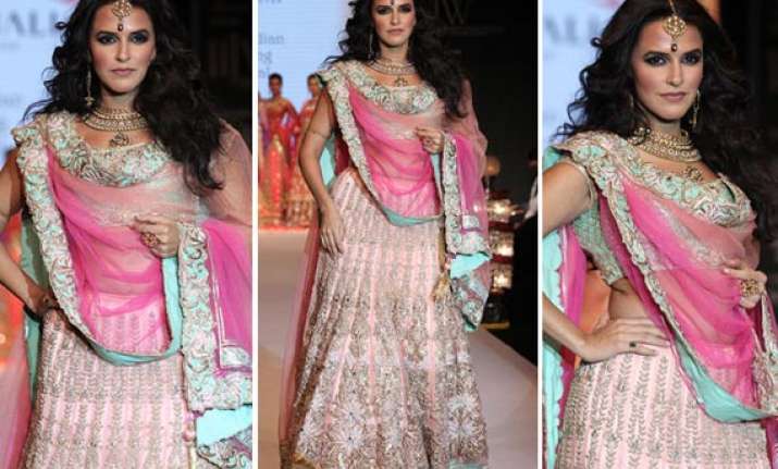neha dhupia reveals her single status at ibfw 2013