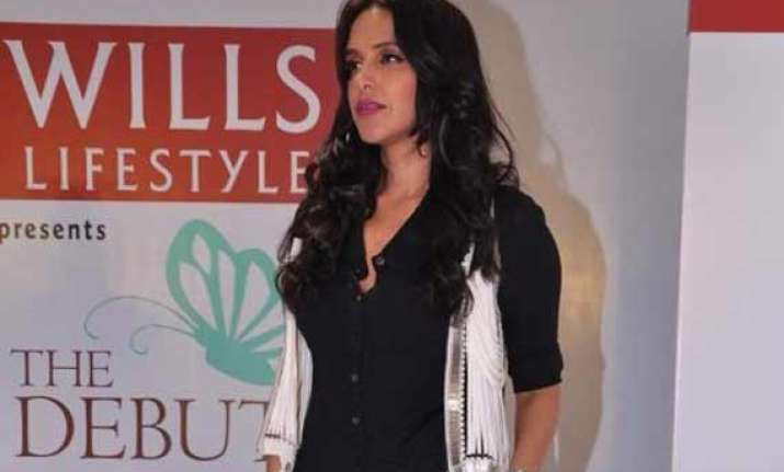 neha dhupia to tweet live from wifw aw 2014