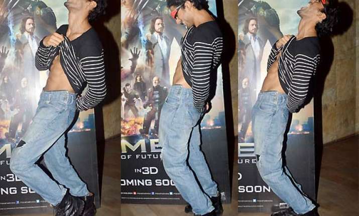 prateik babbar pulls up his tee reveals six pack abs see