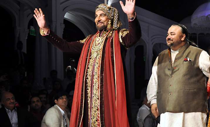 show stopper kabir bedi begs jj valaya to give him away the